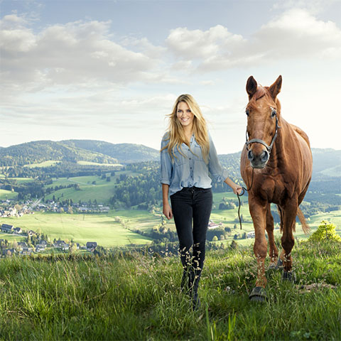 Une femme à la campagne avec son cheval